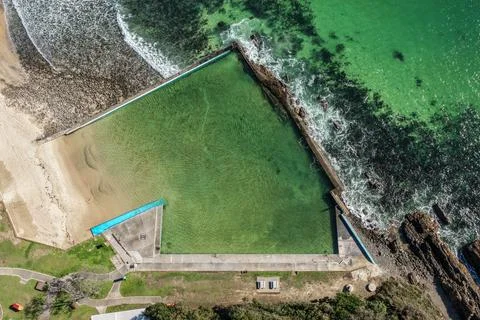 Aerial scene capturing the ocean baths at Main Beach in Forster, NSW, Aus. 스톡 사진