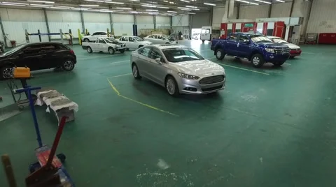 Aerial scene inside a luxury car mechanical workshop. Vídeo Stock 59883747