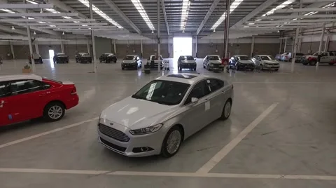 Aerial scene inside a luxury car mechanical workshop. Vídeo Stock 59884343