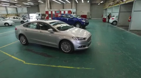 Aerial scene inside a luxury car mechanical workshop. Vídeo Stock 59884502