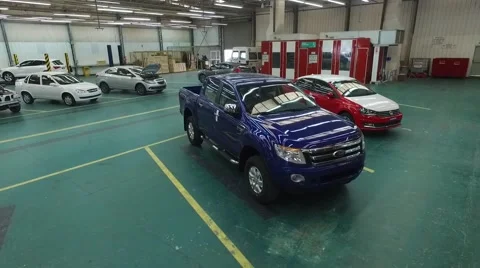 Aerial scene inside a luxury car mechanical workshop. Vídeo Stock 59884598