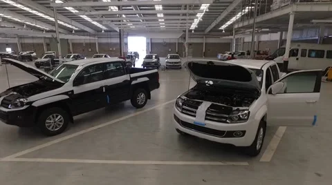 Aerial scene inside a luxury car mechanical workshop. Vídeo Stock 59884657