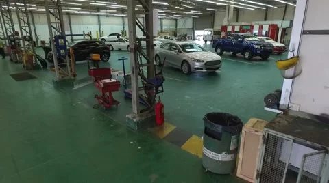 Aerial scene inside a luxury car mechanical workshop. Vídeo Stock 59884773