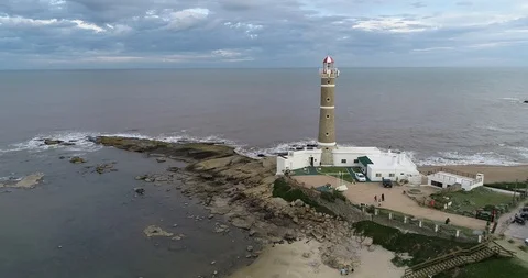 Aerial scene of lighthouse and complementary building at rocky peninsula 스톡 동영상 119090509