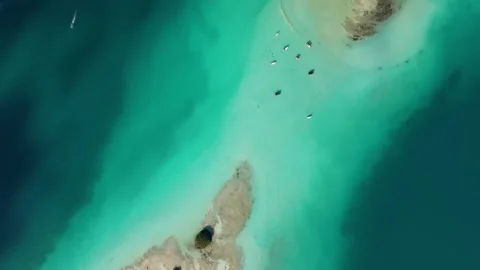 Aerial of shallow beach between islands with boats Stock-Footage 342606024