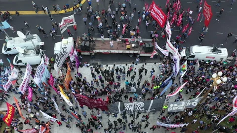 Aerial Shoot overhead down protesters of left-wing political in Plaza de Mayo 스톡 동영상 139561380