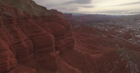 Aerial shot alongside a massive red ridge in a Utah national park Vídeo Stock 81919288