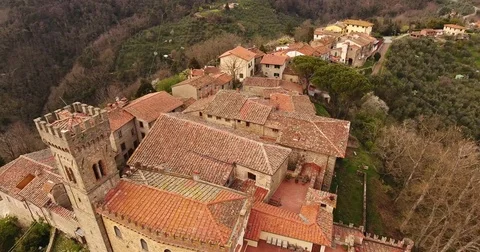 Aerial shot, an ancient small perched town in Tuscany, Italy, 4K Stockbeeldmateriaal 75357767