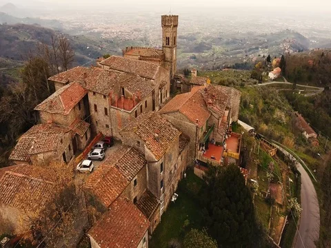 Aerial shot, an ancient small perched town in Tuscany, Italy, 4K Vidéo 75558546