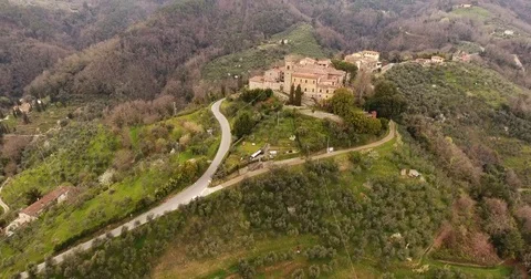 Aerial shot, an ancient small perched town in Tuscany, Italy, 4K Vidéo 76718048
