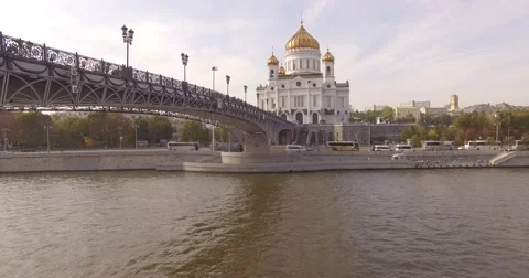 Aerial shot camera moves up from the river, moves over the bridge of russia 動画素材 59731236