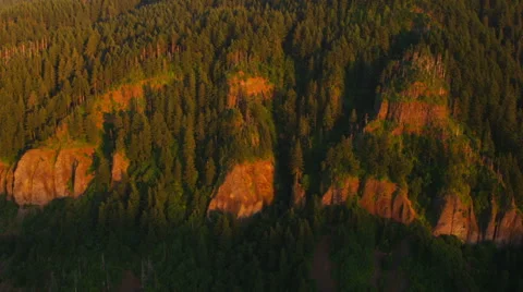 Aerial shot of cliffs and forest at sunset, Oregon 스톡 동영상 62344503