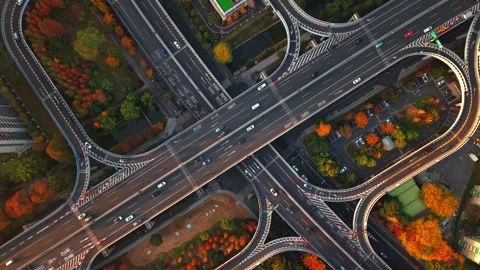Aerial shot of complex freeway interchange with flowing traffic in Hangzhou Vídeos de archivo 332831941