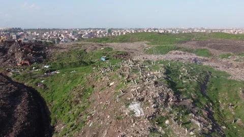 Aerial Shot of Dandora Garbage Dump and City Skyline in Nairobi Kenya Vídeos de archivo 336276595