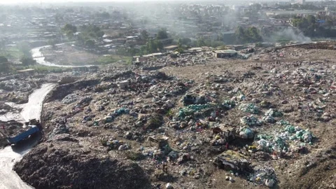 Aerial Shot of Dandora Garbage Dump and City Skyline in Nairobi Kenya Vídeos de archivo 336276649