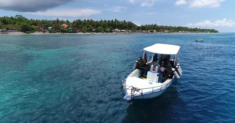 Aerial shot of divers doing a backroll entry from a boat Video stock 78260563
