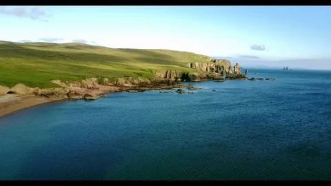 Aerial shot off the dramatic coast line of Shetland, Scotland, 库存影片 97806962