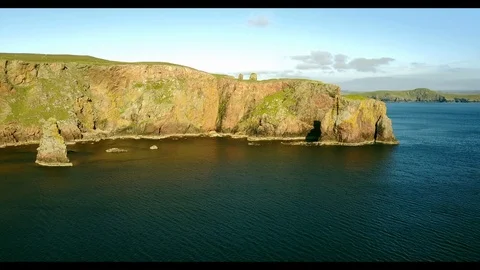 Aerial shot off the dramatic coast line of Shetland, Scotland, 库存影片 97807047