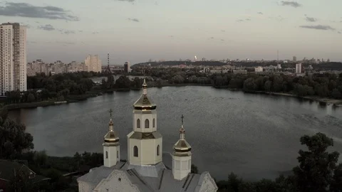 Aerial Shot drone view flight right between the domes of the church to the lake Video stock 111908645