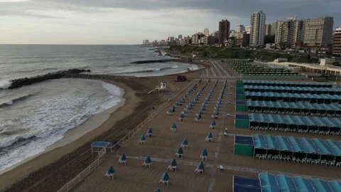 Aerial shot of empty blue beach resort front to ocean. Vídeo Stock 152667703