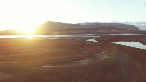 Aerial shot flying fast and turning of wide rivers in Iceland at sunset. Vidéo 89190868