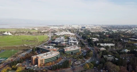 Aerial shot of Googleplex Google global headquarters in Silicon Valley Vídeos de archivo 124532288