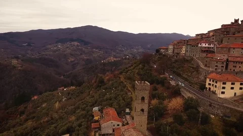 Aerial shot, gorgeous small perched town, in the middle of the nature,.. Vídeo Stock 76192685