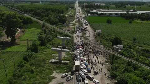 Aerial shot of huge trafic jam in india due to railway crossing line closed. Vídeo Stock 249372922