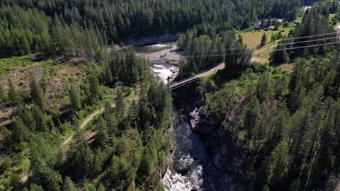 Aerial shot of the Kettle River as it flows beneath the historic railway Vídeos de archivo 339074148