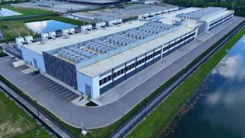 Aerial shot of large data center technology building with hvac cooling system Vídeos de archivo 346148011