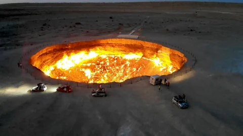 Aerial shot looking into the Gates of Hell in Turkmenistan, a fiery crater Video stock 115729932