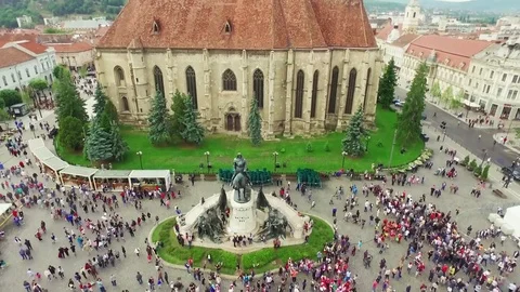 Aerial shot of the main square in Cluj, Romania. Saint Michael's church. Vidéo 76609699