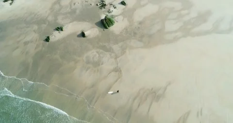 Aerial Shot of Massive Ocean Waves Breaking on a Sandy Beach, Coastal Power. Vídeo Stock 323132099