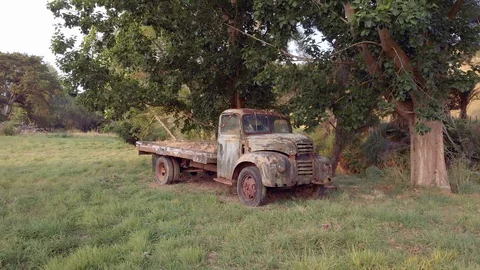 Aerial shot of an old rusty abandoned truck Vídeos de archivo 124396750