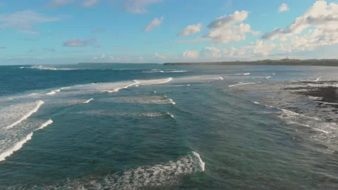 Aerial shot of reef beach with waves and turquoise waters 库存影片 130840950