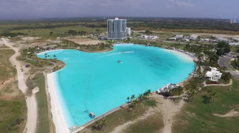Aerial Shot of Resort and Giant Saltwater Pool Vídeos de archivo 59732527