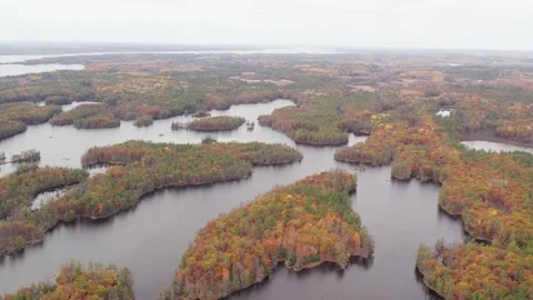 Aerial shot of a river during the fall, fall colors Canada, Quebec 库存影片 263850967