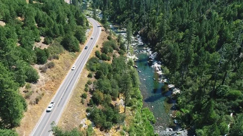 Aerial shot of river running trough the forrest 库存影片 79582060