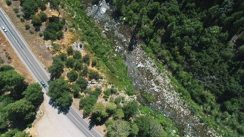 Aerial shot of river running trough the forrest 库存影片 79582107