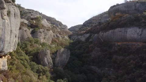 Aerial shot of the rocky, climbable cliffs in the Margalef region, Spain Vídeos de archivo 289295109