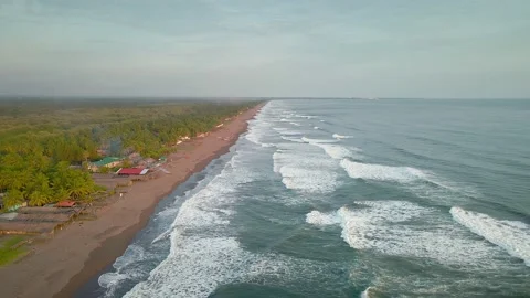 Aerial Shot Of Rolling Ocean Waves El Salvador coastline Vidéo 146999895