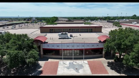 Aerial shot of Sam High School in Arlington Texas Vidéo 336033945