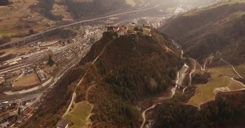 Aerial shot, a small perched town Chiusa in Italy, Sud Tirol, in the mid Vídeo Stock 76447116