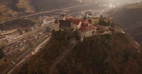 Aerial shot, a small perched town Chiusa in Italy, Sud Tirol, in the middle o Vidéo 78634201
