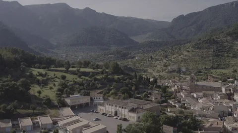 Aerial shot of small town with forest and hills background, Mallorca, raw in 4k. Vidéo 90162753