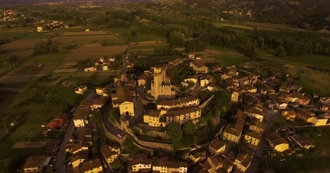 Aerial shot, a small tuscan hamlet Nozzano castello on the hill in the sunset Vidéo 80562493