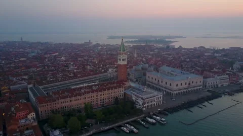 Aerial shot of St. Marks Square on foggy morning Видео 137153076