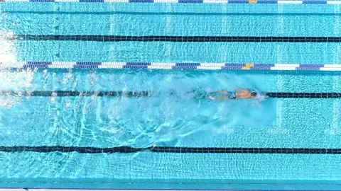 Aerial shot of swimmer in a pool Vídeos de archivo 199033698