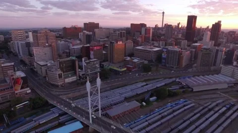 Aerial Shot Tracking backwards over of Nelson Mandela Bridge at sunrise Vidéo 64791711