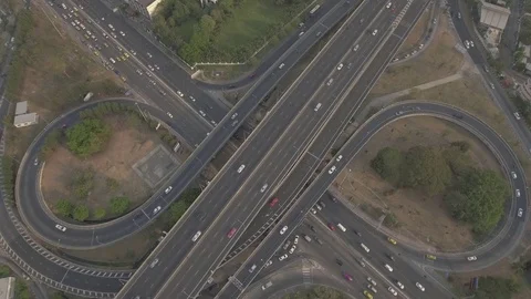 Aerial shot of traffic on elevate road intersection Vidéo 73792831